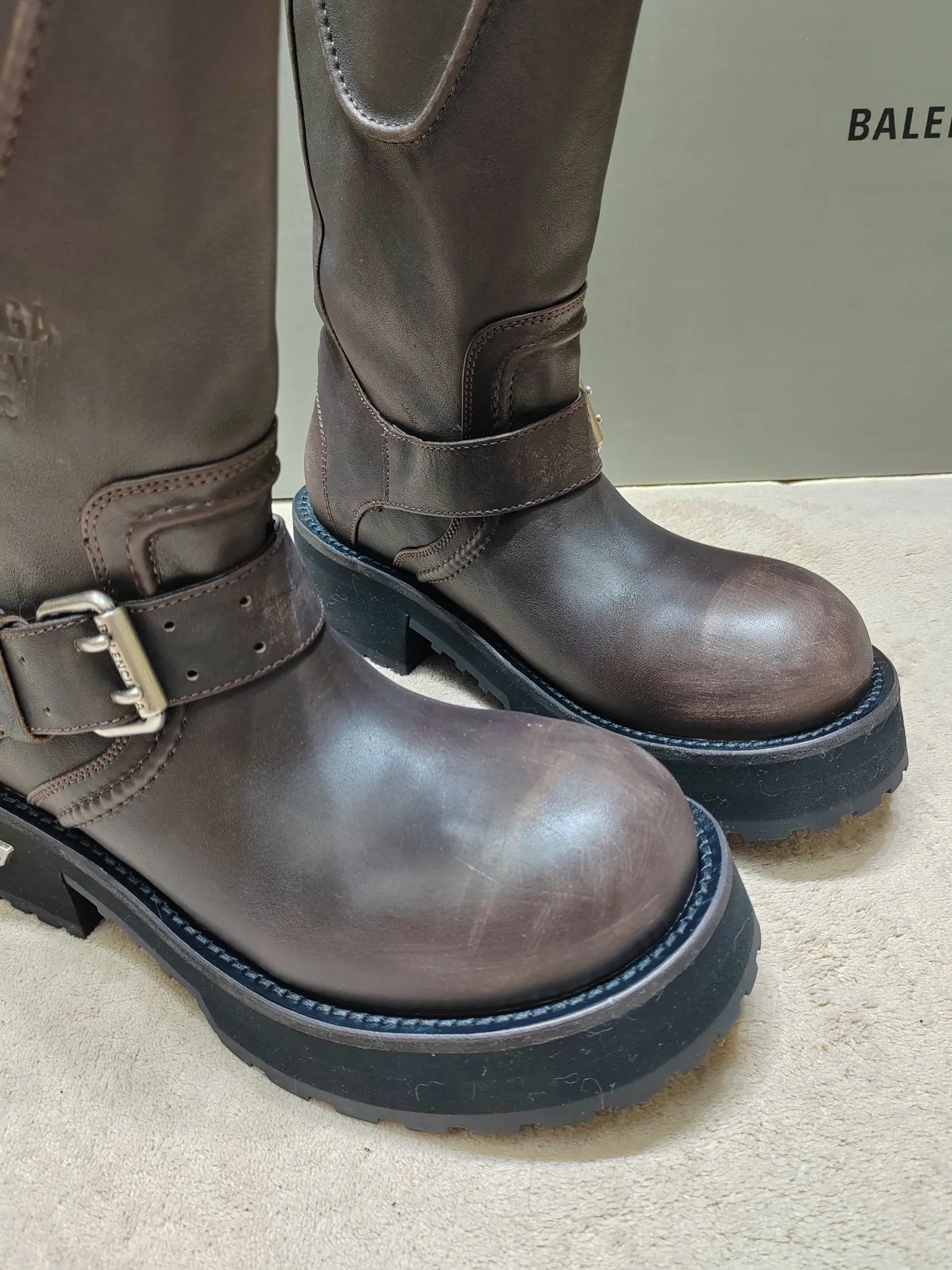 👟👟Ex-factory price 1020👟👟 Balenciaga Balenciaga 25FWVenom Couple Style High Boots Mid-calf boots Please look for the high version. This design is unique with straps and belt elements as highlights. Not only can the boots be firmly attached to the foot, but the tightness can also be adjusted at will. In terms of details, the brand's iconic distressed hardware is used throughout. Cleverly creating a retro wear effect, highlighting individual attitude and matching with thick toothed rubber soles, it not only ensures wearing comfort, but also strengthens the overall sense of fashion and recognition. Venom high boots are undoubtedly a fashion item not to be missed this season. They will add unique charm to fashion lovers' outfits and lead a new round of fashion. Boot height is 270mm. The upper layer of cowhide is distressed. The lining is water-dyed cowhide. Outsole height is 5CM. Original open-molded leather welt combination outsole. Size: 35-40 (custom-made size 40 cannot be returned or exchanged)